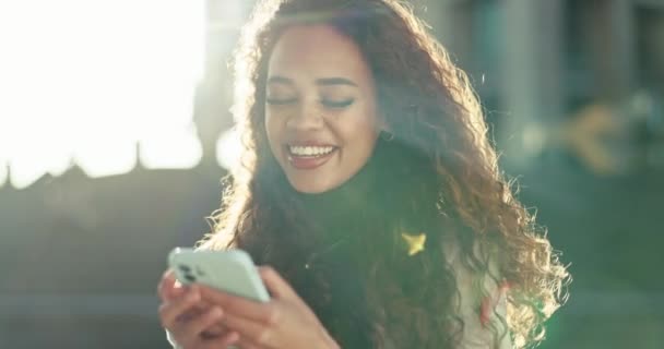 有趣和女人与手机 打字和数字应用电子邮件通知 镜头耀斑和网络 一个人 一个人 一个女孩 带着智能手机 笑着与社交媒体联系 — 图库视频影像