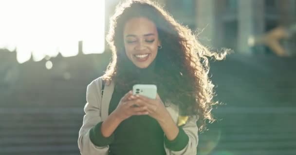 Outdoor Glimlach Vrouw Met Een Smartphone Typen Contact Met Verbinding — Stockvideo