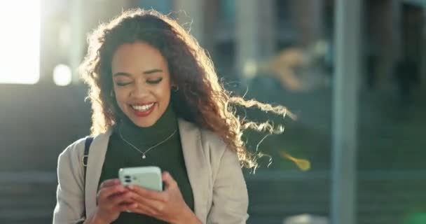 Kota Berjalan Dan Wanita Dengan Ponsel Mengetik Dan Kontak Dengan — Stok Video
