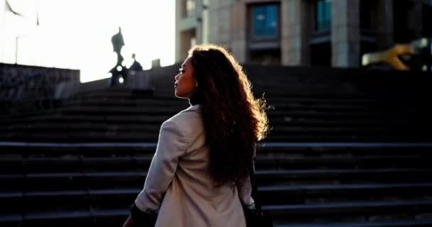 Caminata Escaleras Una Mujer Negocios Ciudad Por Mañana Para Viajar — Vídeo de stock