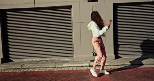 街のヒップホップ ダンス ハッピーな女性 ストリートウェア ファッション またはZスタイルのブラジルの音楽とストリート ダンサー エネルギー 自由や才能を持った歩道でのクリエイティブなパフォーマンス — ストック動画