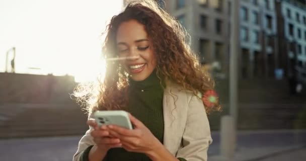 Stad Grappig Vrouw Met Een Smartphone Typen Sociale Media Met — Stockvideo