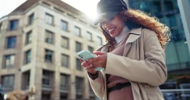 Utomhus Leende Och Kvinna Med Smartphone Anslutning Med Digital App — Stockvideo