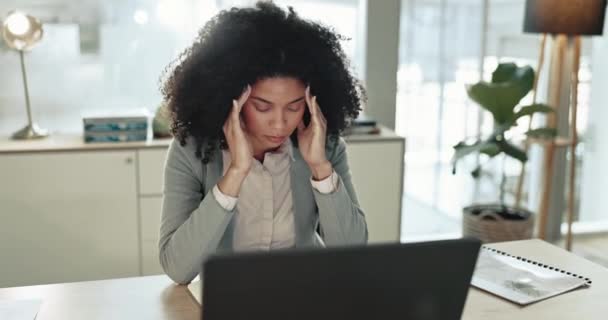 商业女性 由于焦虑 问题和脑雾工作到很晚 在笔记本电脑前感到疲倦和头疼 在计算机上的混乱 疲倦和沮丧的员工与压力 疲乏和最后期限的偏执 — 图库视频影像