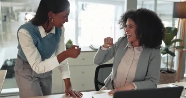 Glückliche Geschäftsfrau Faustschlag Und Erfolg Bei Gewinnen Beförderung Oder Teamwork — Stockvideo