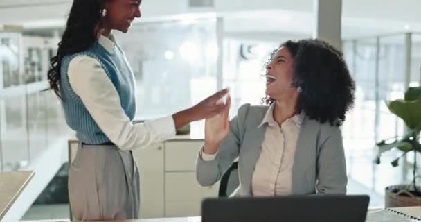사무실에서 성공을 행복한 이기기 직장에서 부여에서 만지는 흥미로운 — 비디오