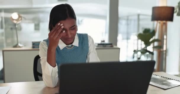 商界女性 办公室笔记本电脑上的疼痛和头疼 伴随着焦虑 眩晕和脑雾危机 404个小故障和失败 因压力 疲劳和心理健康而在计算机前工作的沮丧的印度雇员 — 图库视频影像