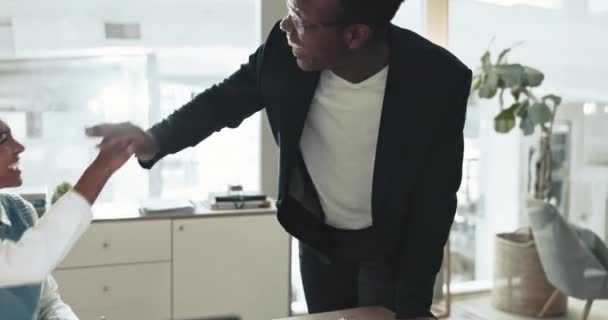 Kadını Erkek Takım Çalışması Ofis Ortaklığı Takım Kurma Komedyenle Gülme — Stok video