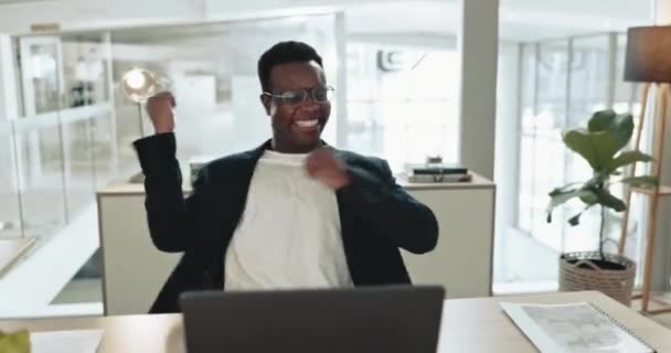 Emozionato Uomo Affari Laptop Successo Ufficio Vittoria Notizie Celebrare Profitto — Video Stock