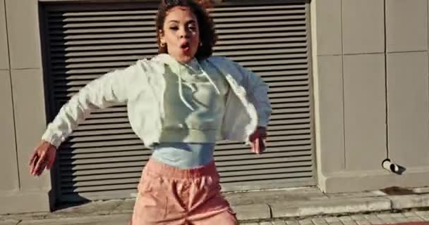Feliz Mulher Dançando Rua Com Hip Hop Música Liberdade Brasil — Vídeo de Stock