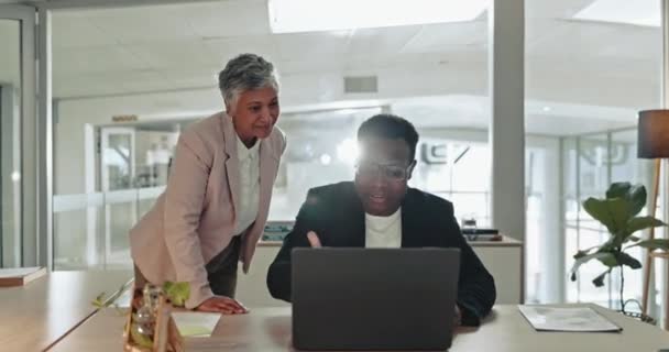 비즈니스 남자와 노트북 사무실에서 성과에 파트너십 컴퓨터 직장에서 목표를 지원하여 — 비디오