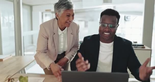 Femeie Afaceri Bărbat Laptop Parteneriat Antrenor Sau Râde Soluție Ușoară — Videoclip de stoc