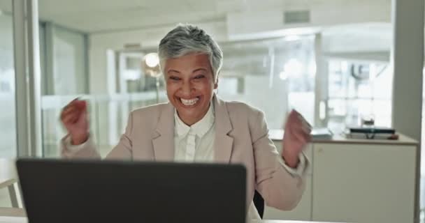 Mujer Negocios Emocionada Portátil Éxito Oficina Para Ganar Premio Celebrar — Vídeos de Stock