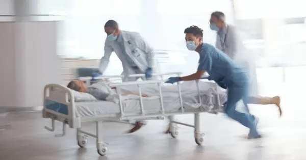 チーム そして医療緊急事態 救急処置のための病院のベッドで急いで クリニックで患者緊急サービス評価のためのモーションブラーで速く走る医療グループ — ストック写真
