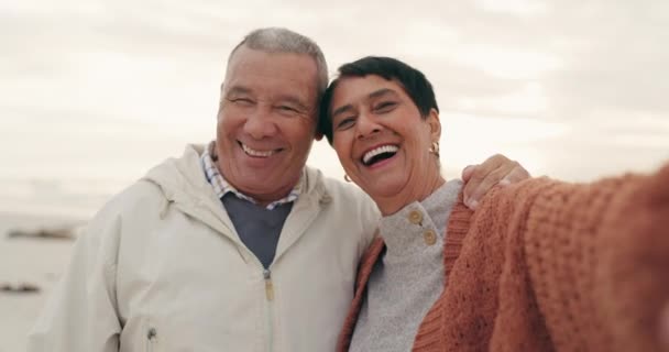 Altes Paar Umarmung Und Selfie Strand Glück Und Ruhestand Zusammen — Stockvideo