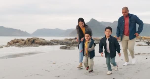 Rodzina Biegająca Plaży Rodzicami Dziećmi Energia Podróże Oceanem Zaufanie Ludzie — Wideo stockowe