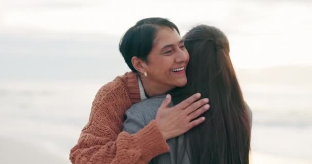 Mãe Idosa Mulher Abraço Praia Com Amor Cuidado Vínculo Férias — Vídeo de Stock