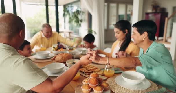 手を握り 霊的な信仰のためにテーブルで昼食を祈ります 家でブランチを食べる前に 食べ物 祖父母 子供たちが恵みや感謝を言っています — ストック動画