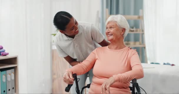 Fisioterapia Apoyo Consulta Con Enfermera Con Anciana Para Ayuda Lesión — Vídeos de Stock