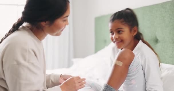 Клейка Пов Язка Висока Ять Мати Дочкою Домашній Спальні Лікування — стокове відео