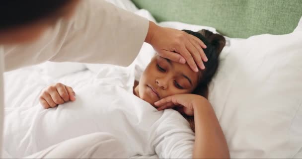 Nemocné Dítě Matka Kontrola Horečky Teploty Zdravotní Péče Wellness Podporou — Stock video