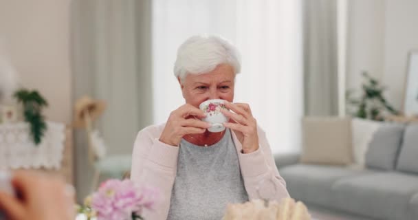 Relax Happy Tea Party Met Oude Vrouw Woonkamer Voor Glimlach — Stockvideo