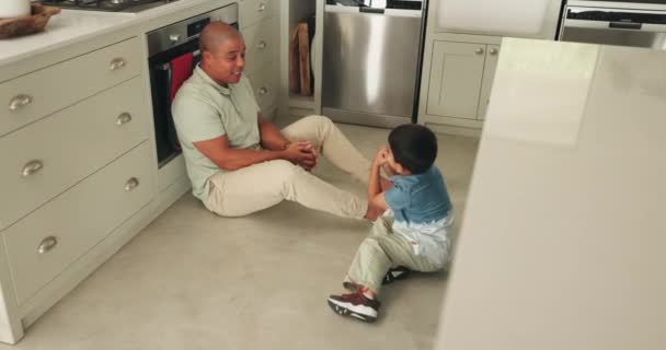 Cocina Juegos Padre Jugando Con Hijo Casa Para Vinculación Familiar — Vídeo de stock
