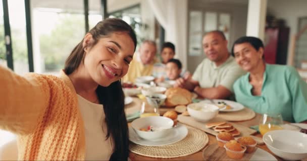 Comida Selfie Sonrisa Con Gran Familia Mesa Para Desayuno Las — Vídeo de stock