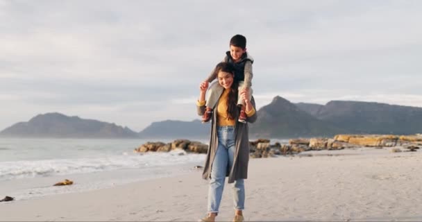 Пляж Прогулки Мать Ребенком Плечах Счастливы Вместе Отдыха Открытом Воздухе — стоковое видео
