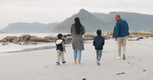 散步和父母带着孩子回来度假 度假或冒险 在周末的家庭旅行中 旅行和男孩在海边与父母团聚 — 图库视频影像
