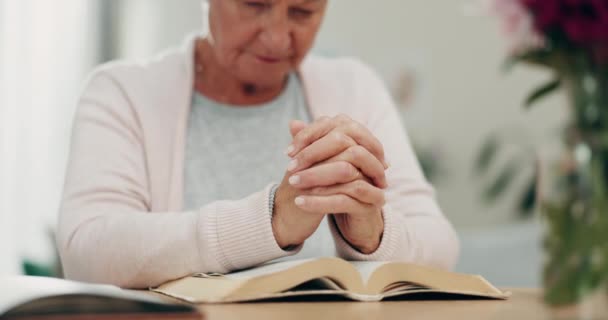 Mujer Mayor Biblia Oración Con Esperanza Paz Con Guía Hogar — Vídeo de stock