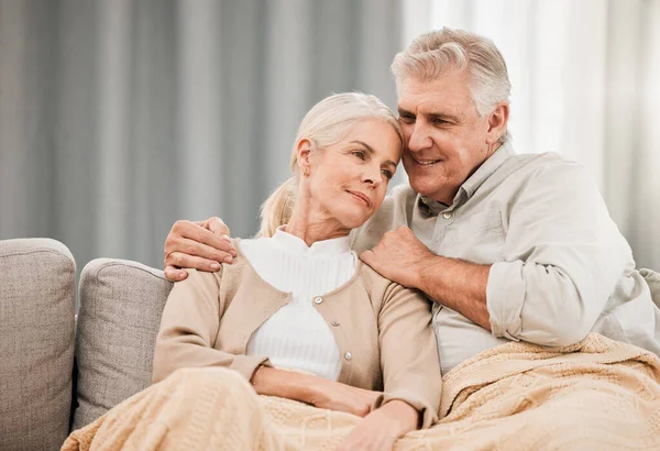 Casal Velho Abraçar Relaxar Sofá Com Amor Apoio Vínculo Enquanto — Fotografia de Stock