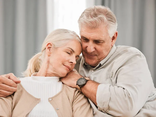 Los Ancianos Abrazar Relajarse Sofá Con Amor Apoyo Vinculación Mientras —  Fotos de Stock