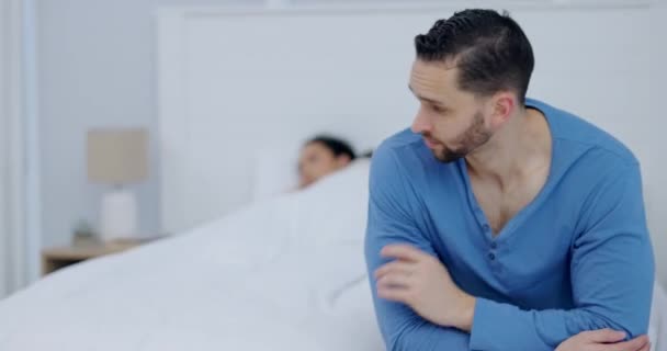 Розлучення Стрес Людина Ліжку Депресією Тривожністю Або Проблемою Хропіння Будинку — стокове відео
