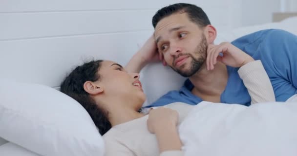 早上回家睡觉 在健康的关系中寻求爱情 照顾或支持 男人在卧室里穿着睡衣听女人说话 是为了安全 舒适和与伴侣沟通 — 图库视频影像