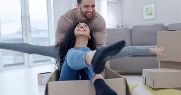 Homem Mulher Caixa Empurrar Nova Casa Para Jogos Sorriso Feliz — Vídeo de Stock