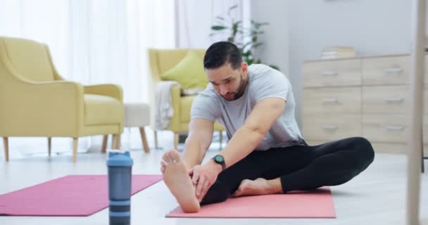 Fitness Stretching Mens Die Yoga Doet Woonkamer Voor Lichaam Geest — Stockvideo