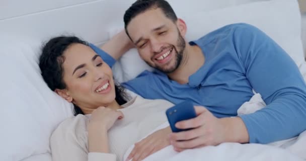 Talking Phone Couple Bed Social Media Relax Reading News Morning — Stock Video