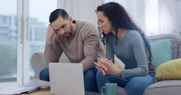 Stres Laptop Finanse Parą Zaniepokojonych Księgowością Podczas Depresji Gospodarce Komputery — Wideo stockowe