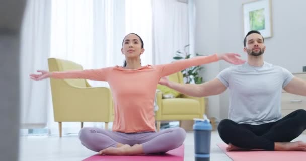 Fitness Respiración Pareja Haciendo Yoga Sala Estar Juntos Para Cuerpo — Vídeo de stock