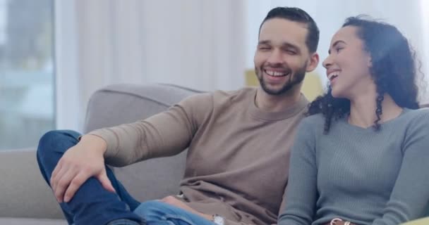 Lucu Streaming Dan Pasangan Menonton Bersantai Dan Film Dengan Kebahagiaan — Stok Video