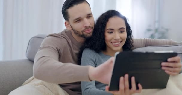 Tablet Çift Internet Sitesi Parşömenli Film Kanepede Sevgi Özenle Yayılıyor — Stok video