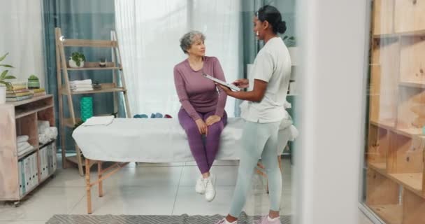 Patient Talking Physiotherapist Clipboard Clinic Rehabilitation Assessment Healthcare Progress Test — Stock Video