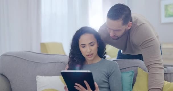 Casal Feliz Conversando Unindo Tablet Sofá Para Navegação Internet Mídias — Vídeo de Stock