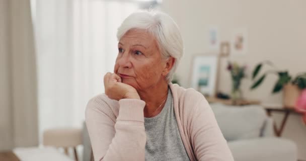 年长的女人 退休了 带着回忆在家里思考 年事已高 怀旧在客厅里 老年人 赡养者和退休妇女在休息室休息 陷入精神健康的沉思 — 图库视频影像