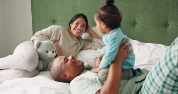 Yatak Mutlu Aile Çocuklu Eğlence Rahatlama Mutluluk Kaliteli Zaman Oyuncaklar — Stok video