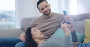 Çift, rahat bir kanepede konuşmak ve telefon blog okumak, sosyal medya ve online bilgi için ev oturma odasında. Mutlu adam, kadın ve teknoloji uygulaması Romantik mola araştırması, internet ya da bağ kurmak için.
