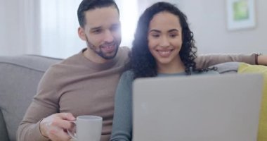 Çift, evde dizüstü bilgisayarı, dizisi ve film sohbeti olan bir kanepe. Bilgisayar, tartışma ve çevrimiçi gençlerin sosyal medya için internet mem ve teknolojisi ile birlikte ev ortamında izlenmesi.