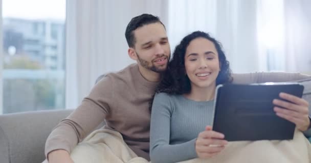 Tablet Çift Konuşur Teknoloji Film Kanepede Sevgi Özenle Yayılır Oturma — Stok video