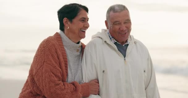 Cinta Tersenyum Dan Bersantai Dengan Pasangan Tua Pantai Untuk Perjalanan — Stok Video